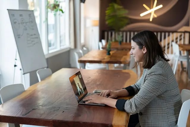 A learner interacts with a peer in a remote course.