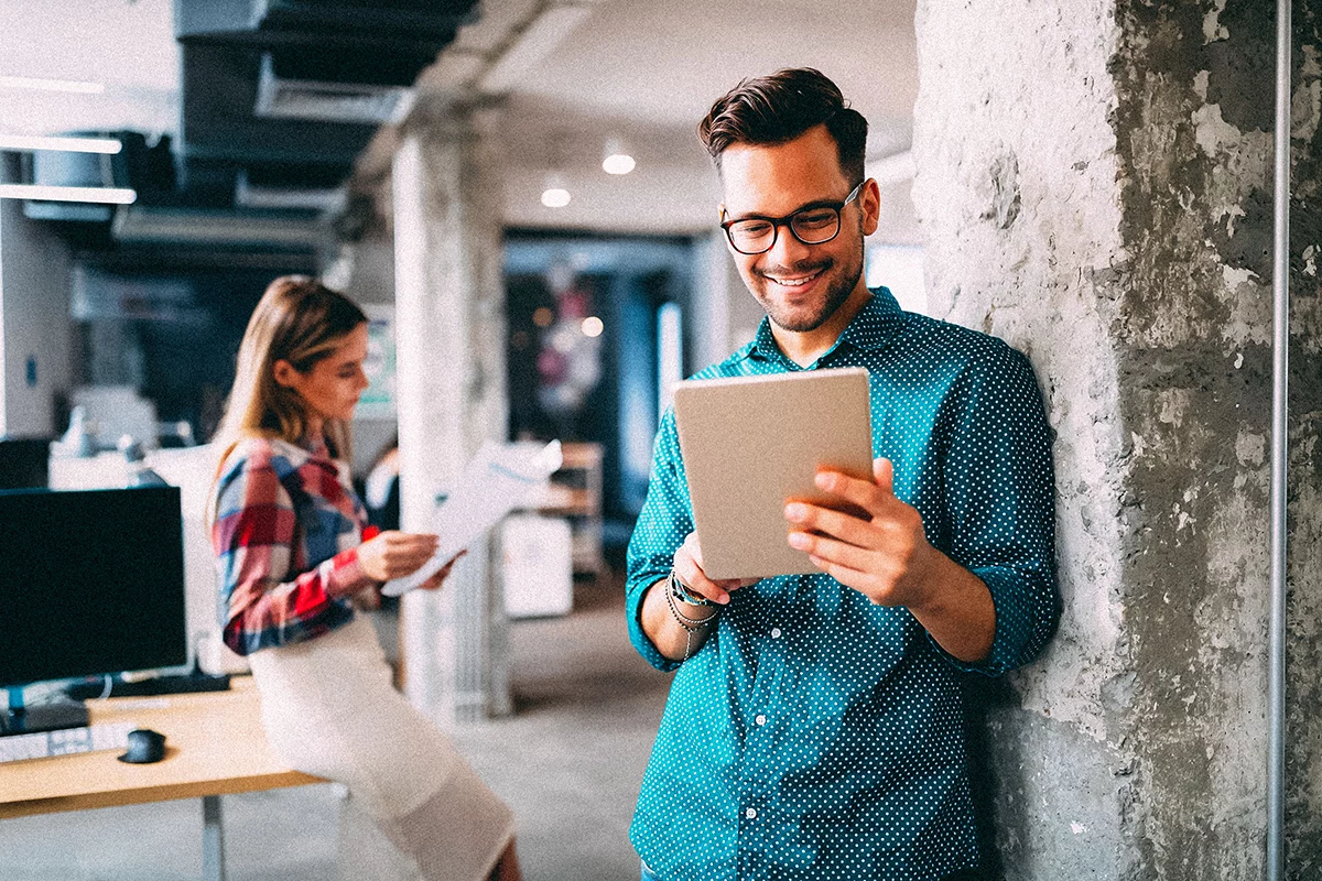 Man creating a video slideshow on his tablet
